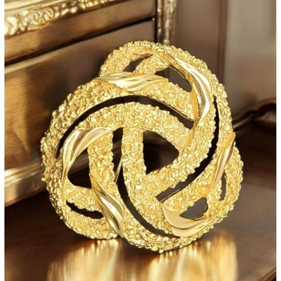 Crown Trifari Knot Brooch Pin Textured Infinity Brutalist Gold Tone 60s MCM 2" - Picture 1 of 9